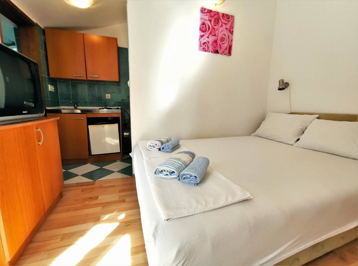 Гостевой дом Rooms and Apartments Rosa Бечичи