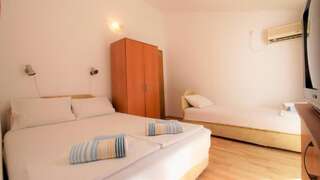 Гостевой дом Rooms and Apartments Rosa Бечичи Люкс, вид на сад-3