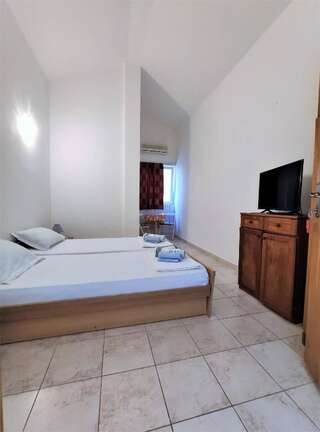 Гостевой дом Rooms and Apartments Rosa Бечичи Трехместный номер-11