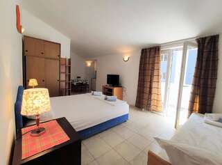 Гостевой дом Rooms and Apartments Rosa Бечичи Номер-студио с террасой-1